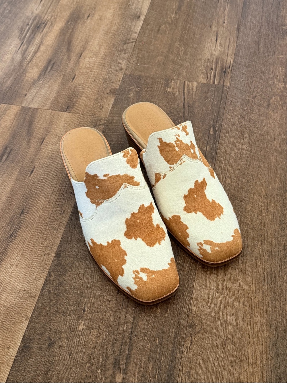 Crown Vintage Cowhide Slip-On Mules in White and Tan